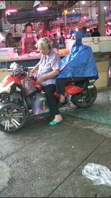 大妈开国产摩托车视频,大妈骑行视频引关注